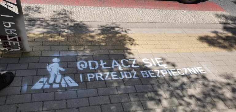 Napis Odłącz się przed pasami